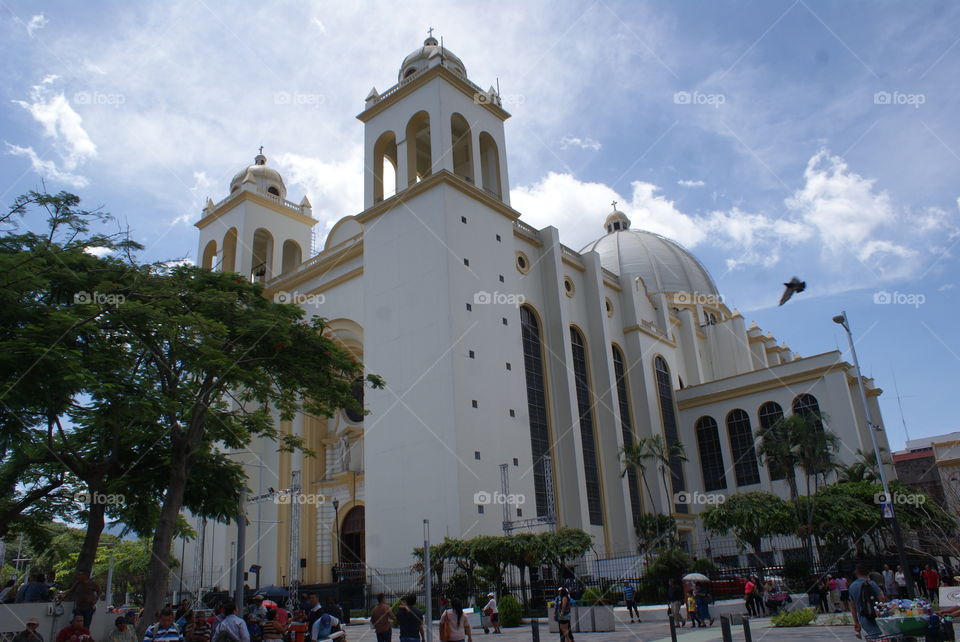 Imponente Catedral de San Salvador