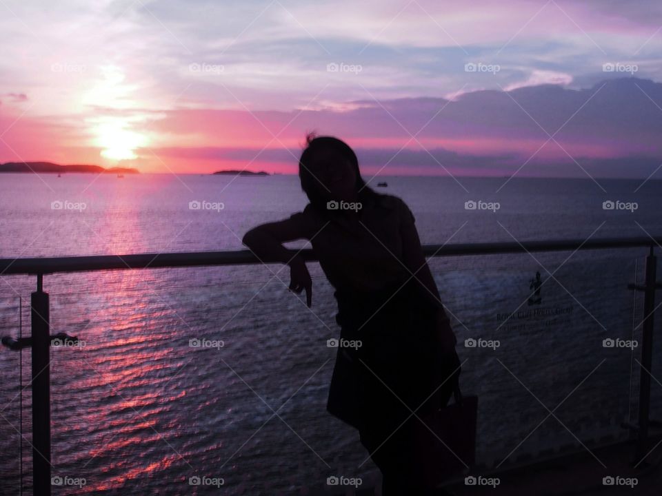 Silhouette woman at sunset