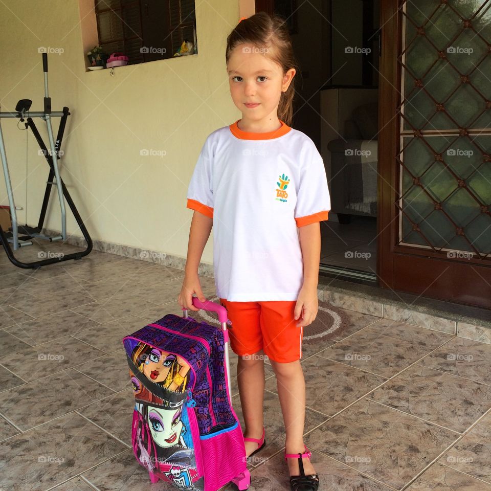 Indo para a escola com a mochila da Monster High! A minha filha era fã da Draculaura!