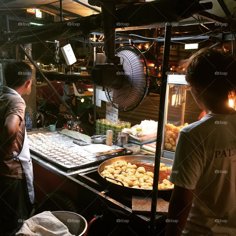 Bangkok's Chinatown Street Food. A walk around Bangkok and found some local street food.
