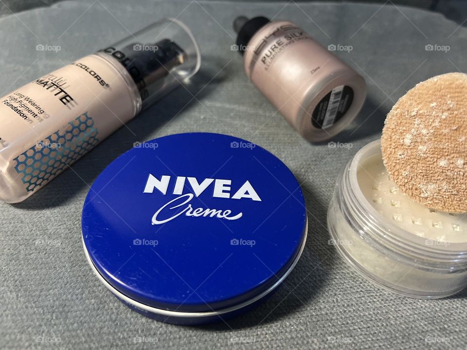 A circle Nivea creme