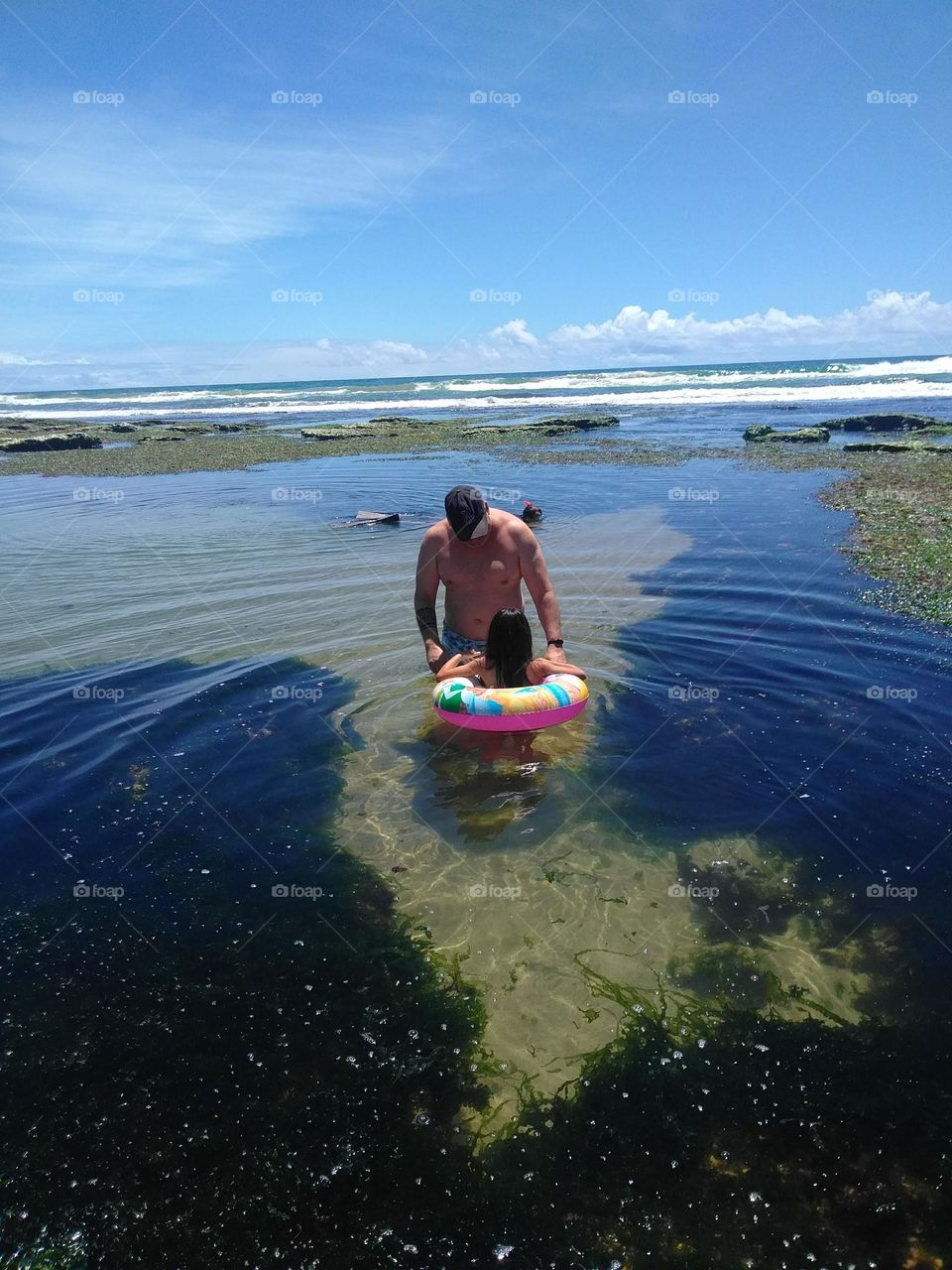 natural piscipiscina, taking the daughter for an excellent bath in the sea