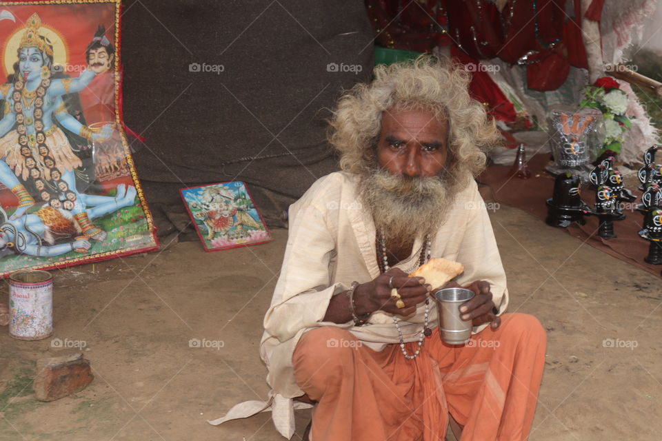 a old man live in allhabaad river side india