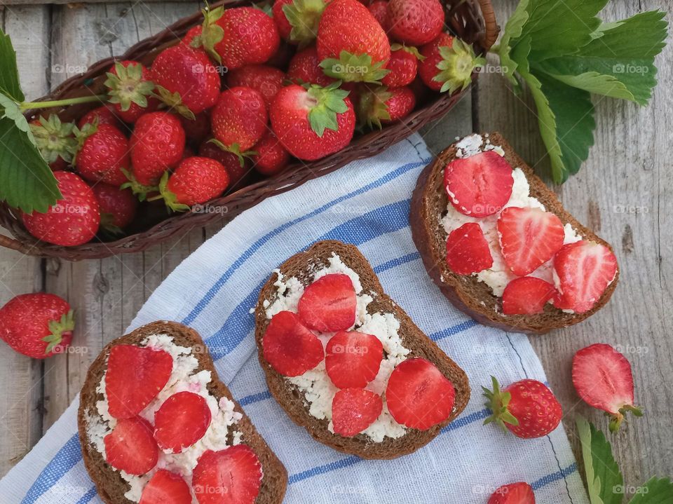 sandwiches with tender cottage cheese and fresh strawberry slices.