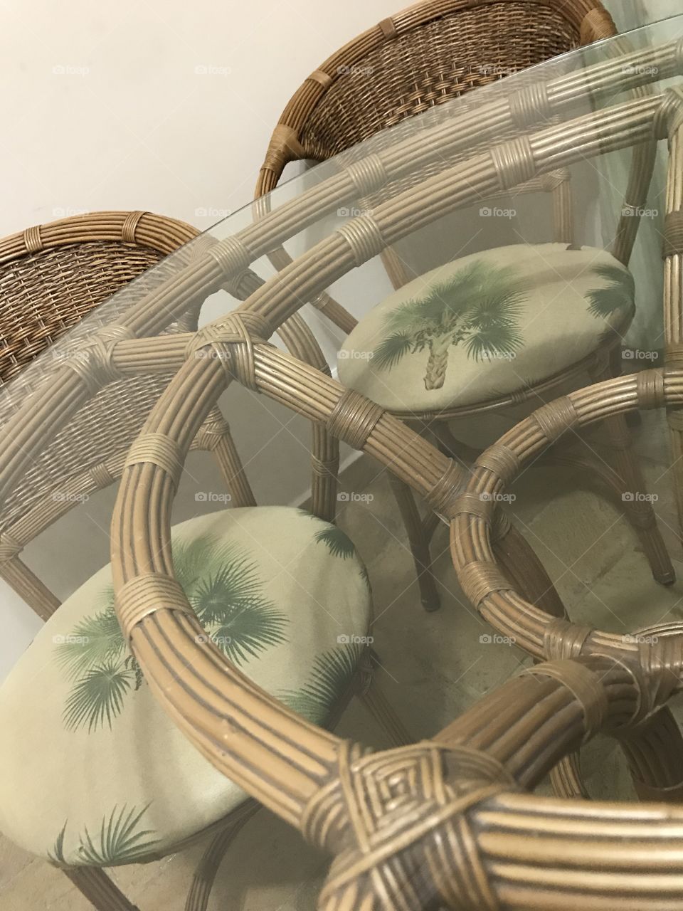 Seeing in circles - conjunto de mesa e cadeiras 