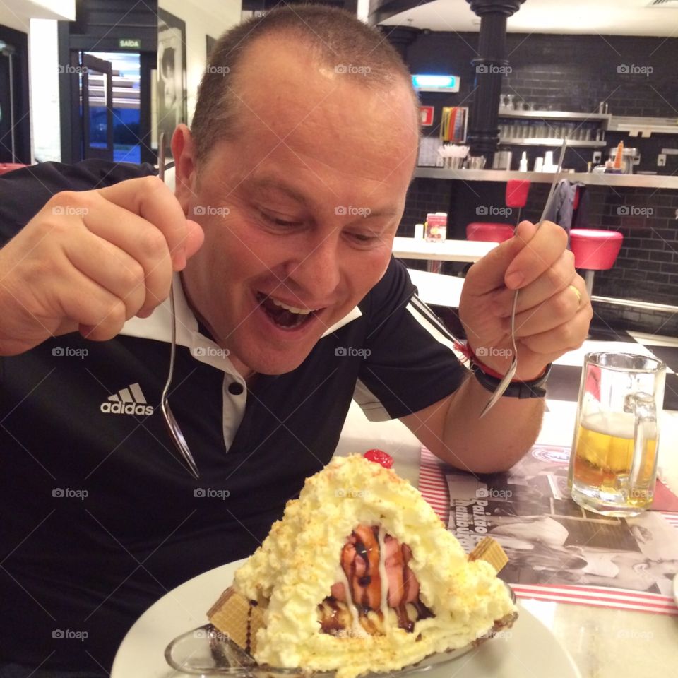 Um dia muito gostoso: uma banana split deliciosa e com muito chantilly... isso engorda... mas eu amo sorvete. Viva quem inventou o icecream!