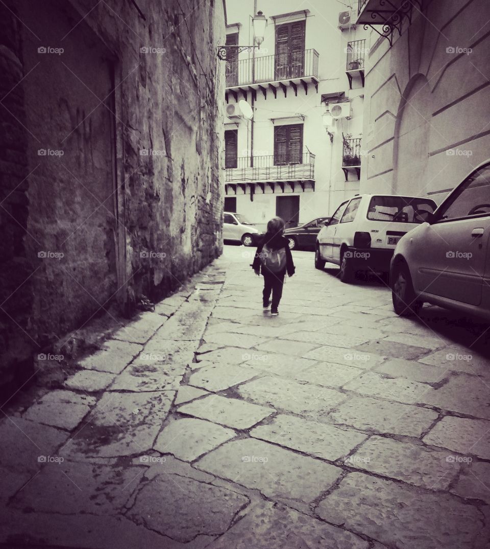 qua nessuno c'ha il libretto d'istruzioni 
credo che ognuno si faccia il giro 
come riesce, a suo modo 
qua non c'è mai stato solo un mondo solo 
credo a quel tale che dice in giro 
che l'amore chiama amore