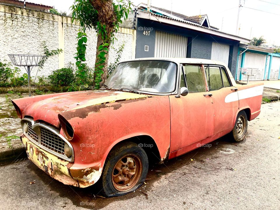 🇺🇸 Look what was parked here!
How can you?
Some restorer would pay well for such a copy… 🇧🇷Olhe só o que estava estacionado por aqui!
Como pode?
Algum restaurador pagaria bem por tal exemplar…