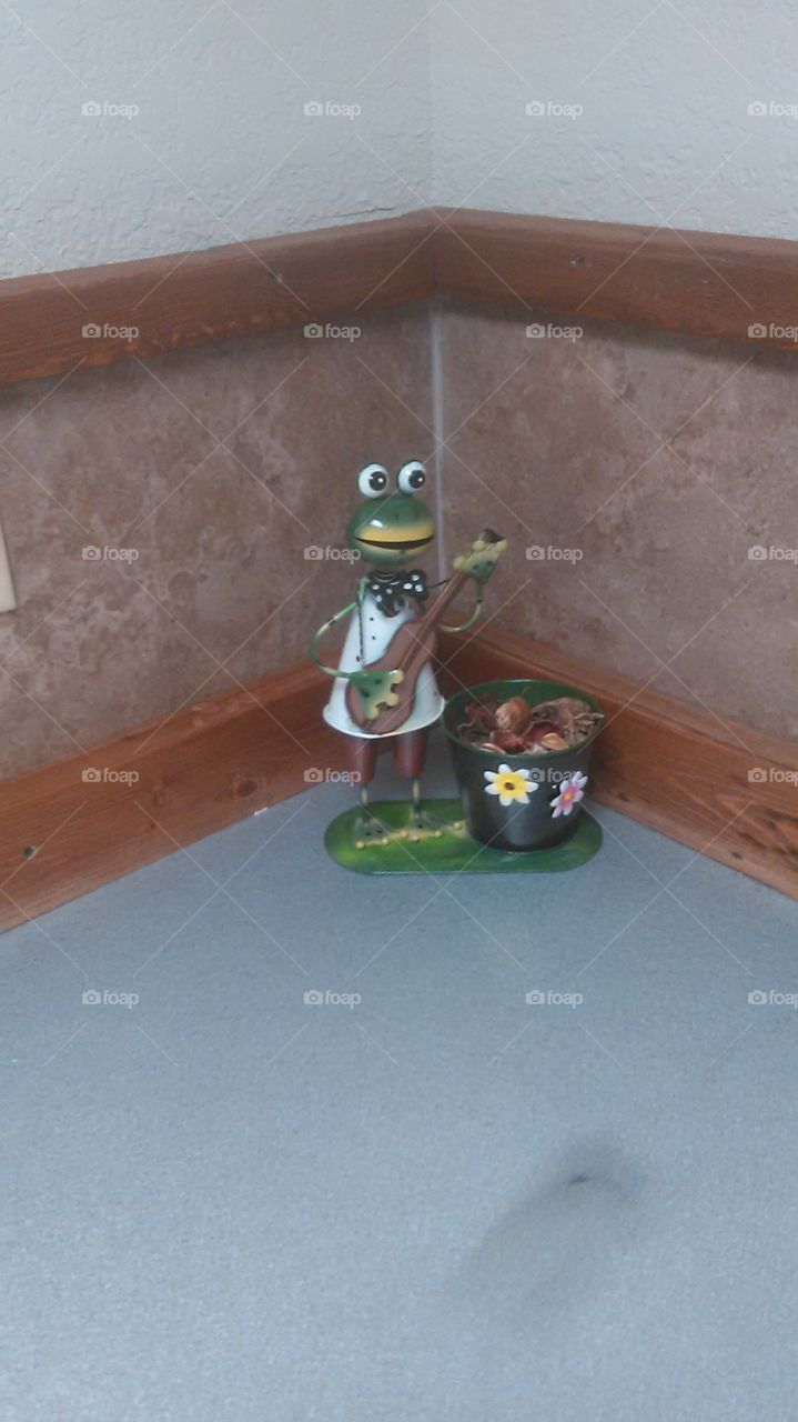 kermit presley. you ain't nothing but a hound dog is the song he sings