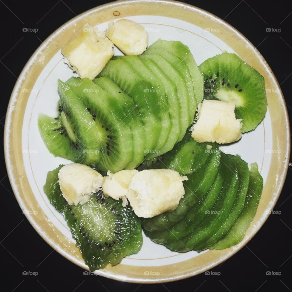 sliced kiwis and banana for snack
healthy snack