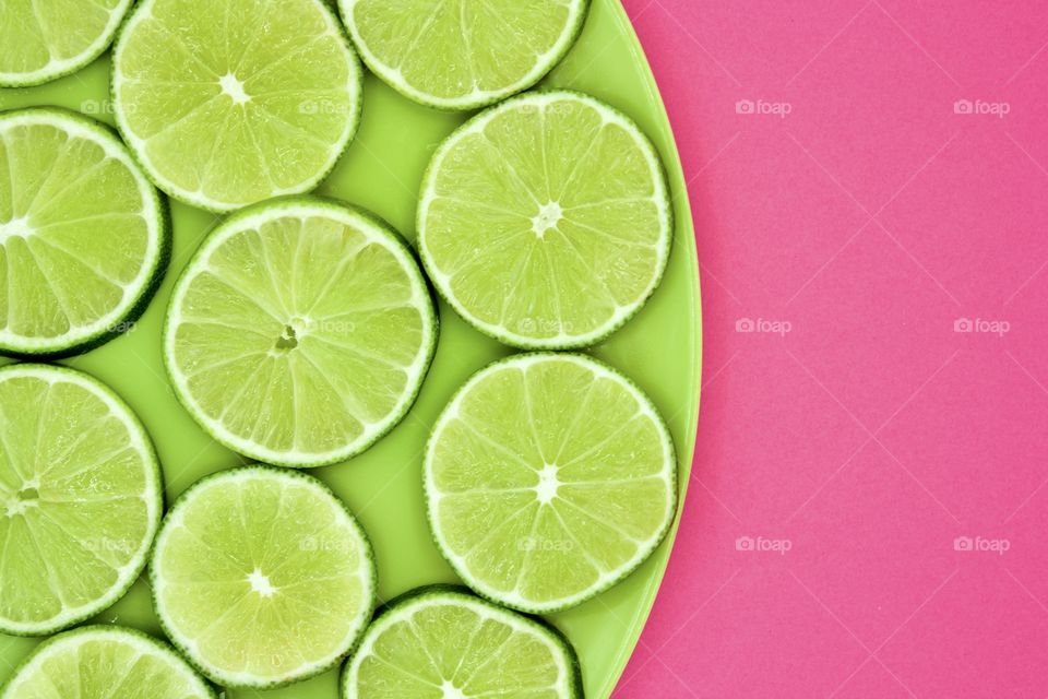 Fruits! - Lines on a green plate on a bright pink background flat lay