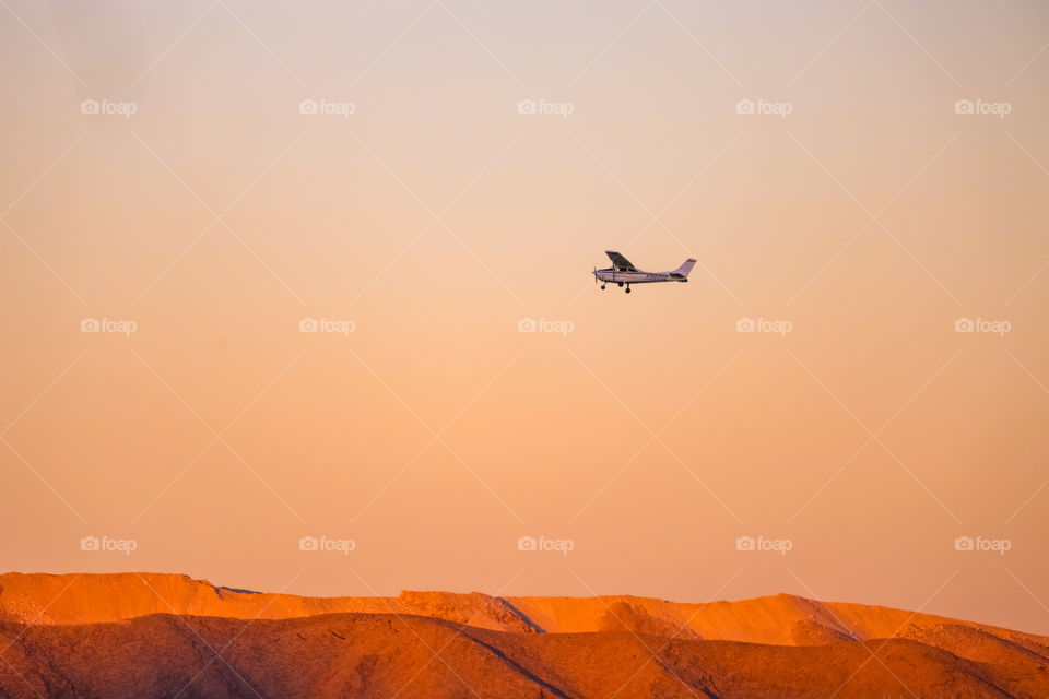 Flying over the desert at twilight. ✈️🏜