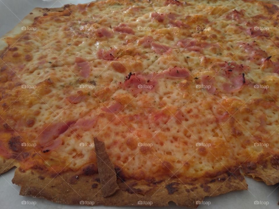 Pizza de jamón y queso con masa fina