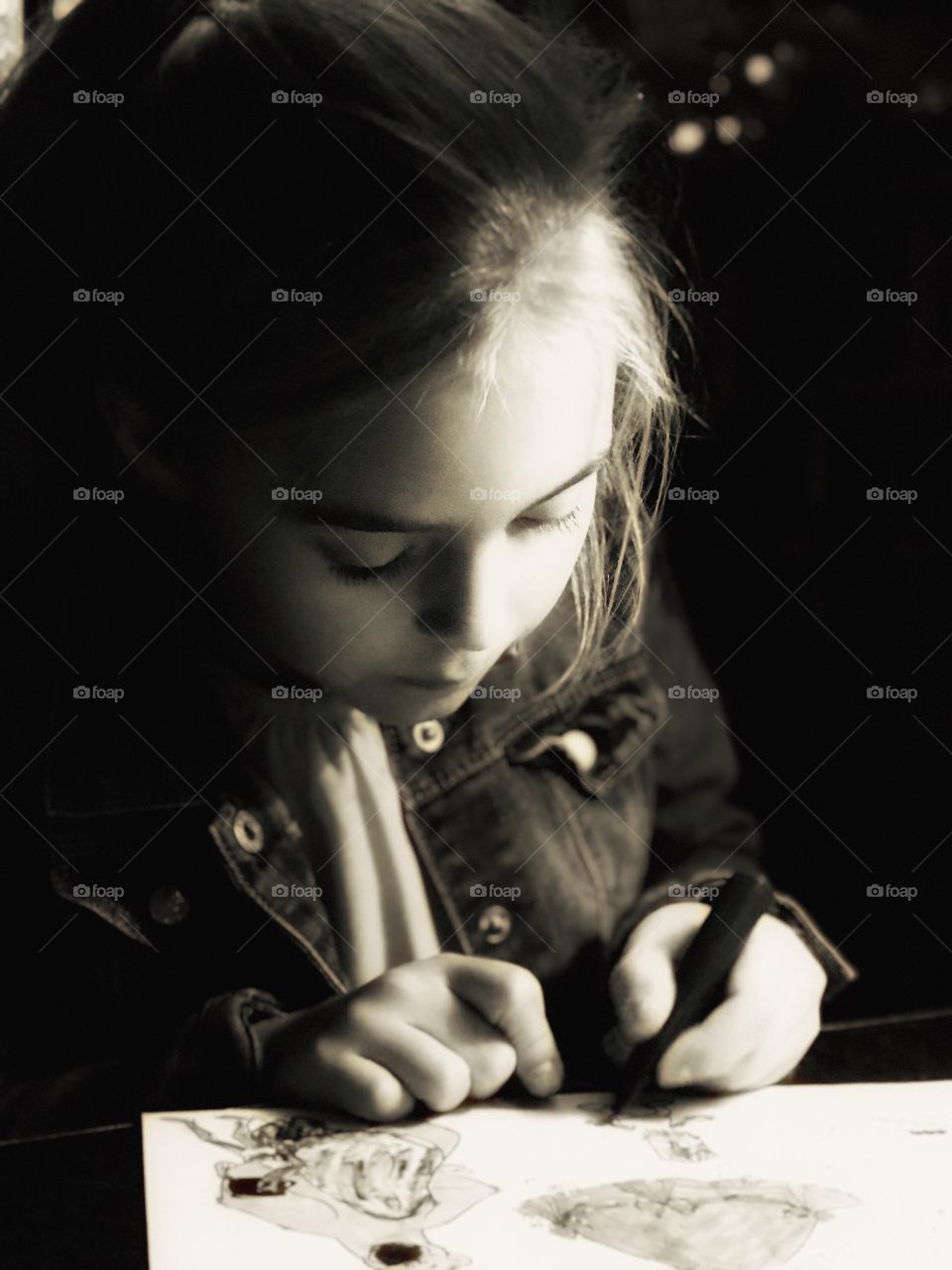 Concentrated girl drawing 