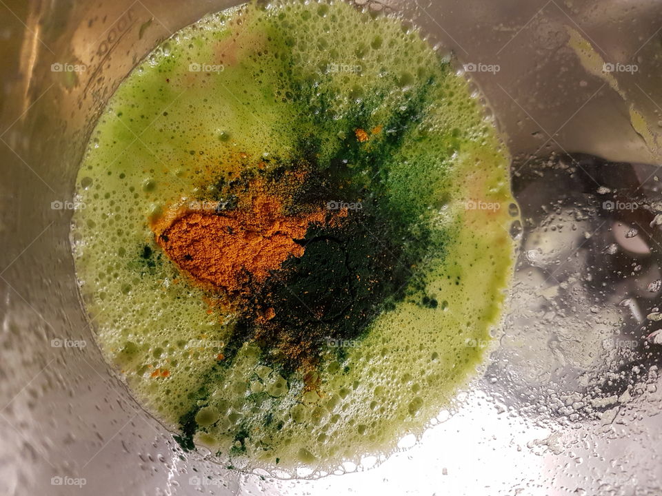 Green juice with spirulina and turmeric