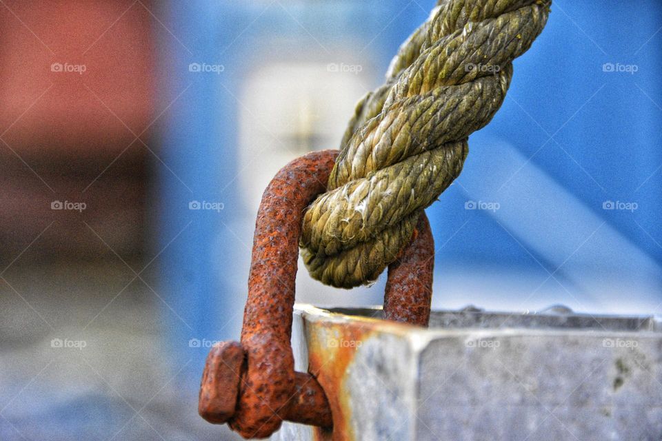 focus on rope and rusty metal