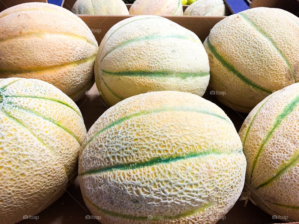Melone cantalupo italiano, fuori ruvido dentro dolcissimo - Italian cantaloupe melon, outside rough inside very sweet