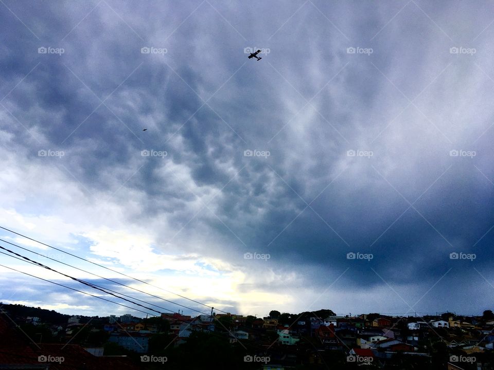 The rainy morning turned the day into night. See the contrast of the clouds with the horizon in the sky, next to the lonely plane. /A manhã chuvosa fez o dia virar noite. Vejam o contraste das nuvens com o horizonte no céu, junto ao solitário avião.