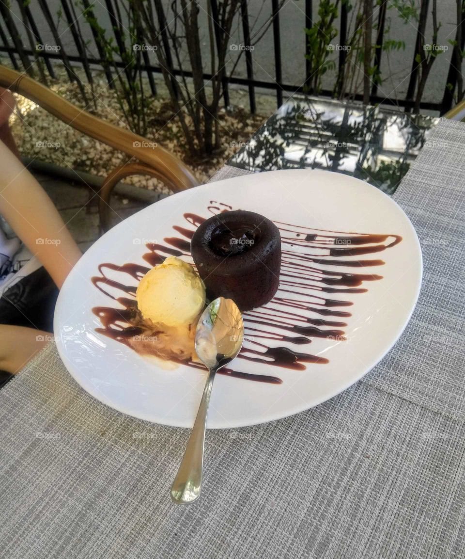 Lavacake and ice cream