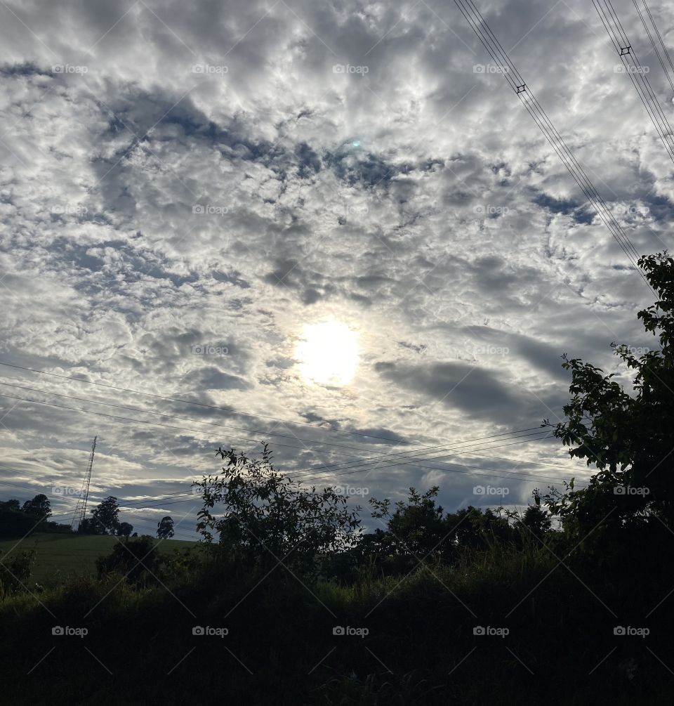 Uma manhã escura, até mesmo com o sol no alto!

Pudera, com a chuva que tivemos na madrugada…

Há de ser um bom dia, mesmo com nuvens.