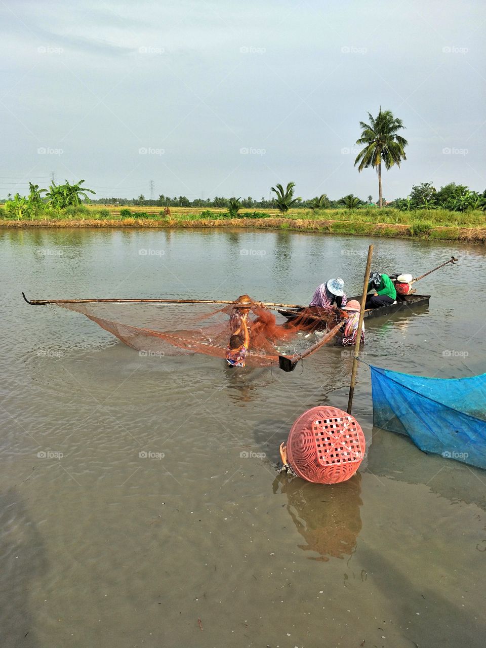 Fishermans are catching fish.