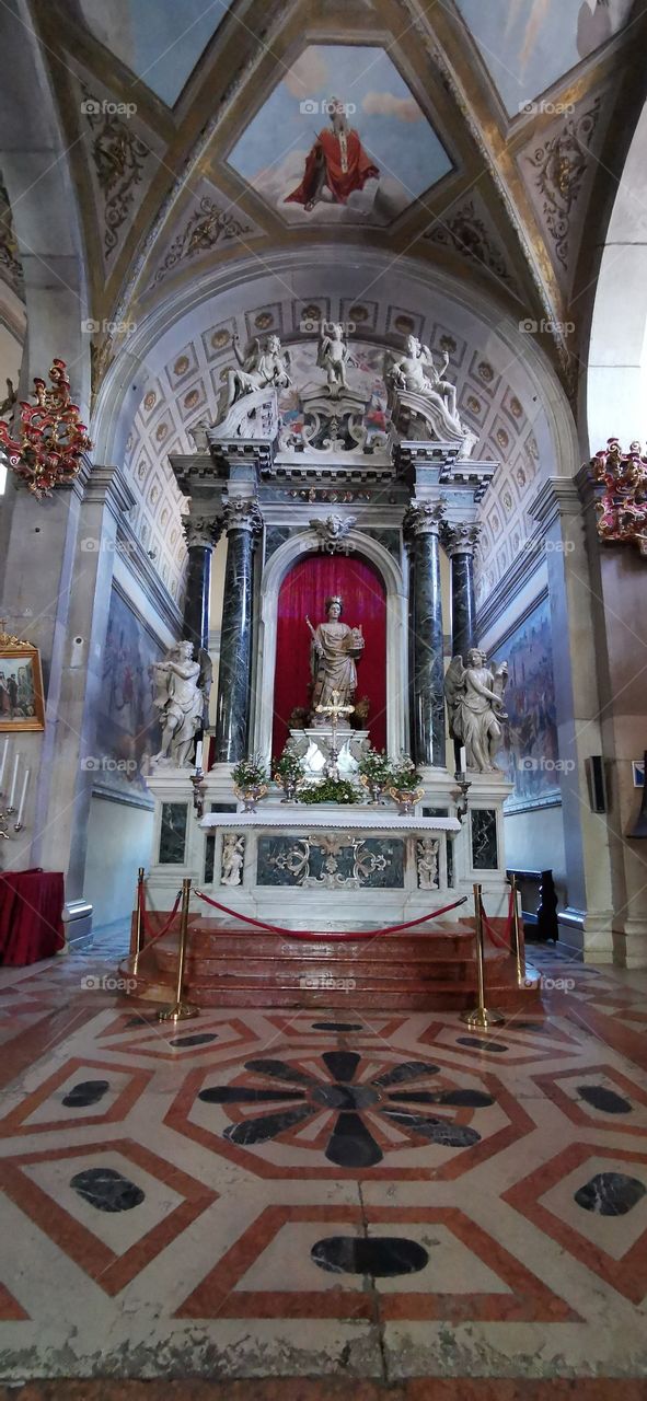 Blick auf den zweiten Altar in der Kirche von Rovinj der auch richtig schön ist. Mit Engel