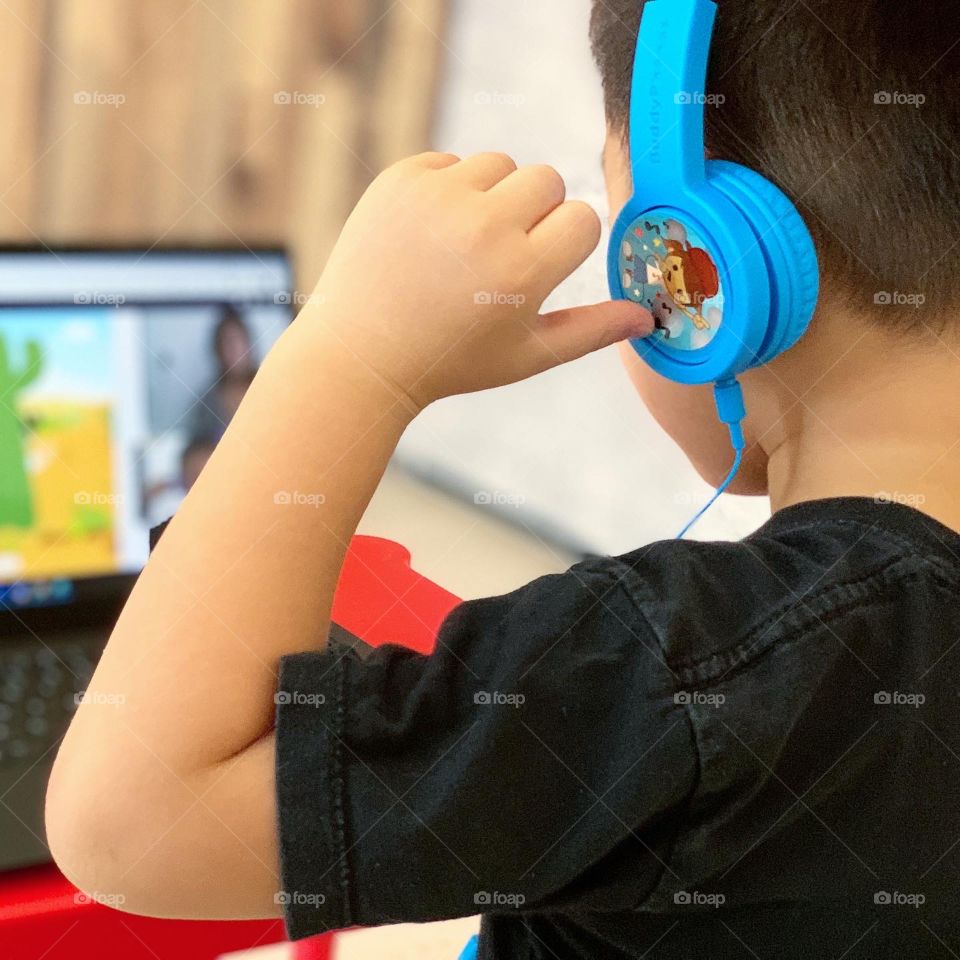 Kids headphones for online learning 