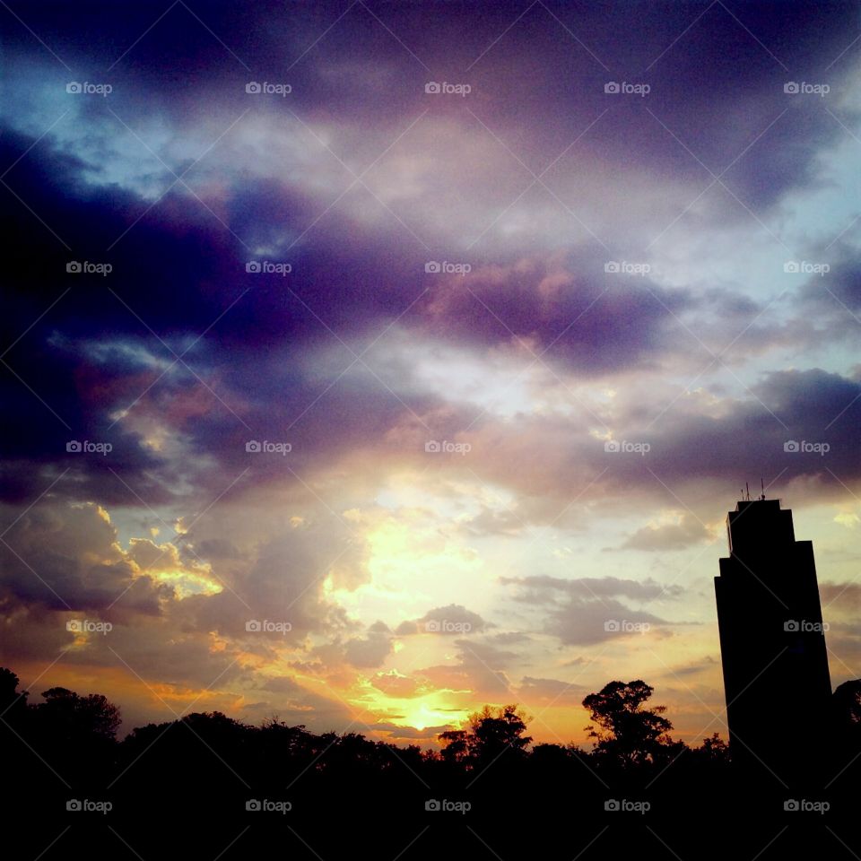 Algumas nuvens iluminaram a manhã desta 6a feira. Já foram embora, pois o céu está azul... mas a paisagem incrível e colorida desta madrugada ficou registrada!