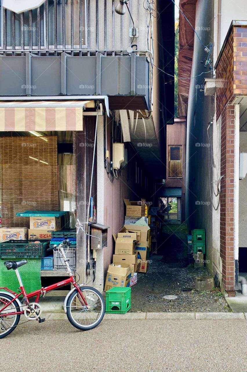 Space between shops in countryside 