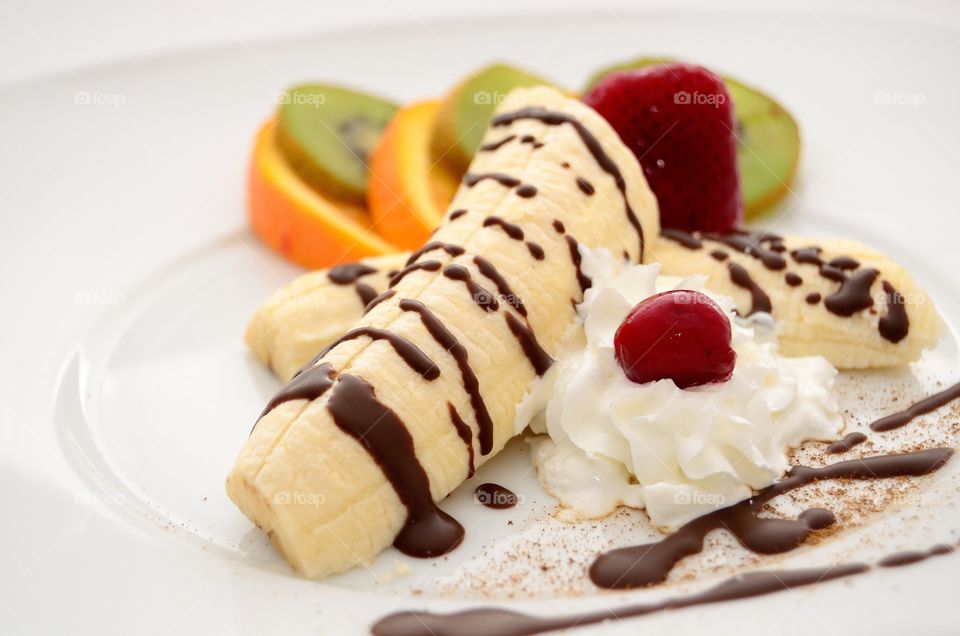 Vanilla ice cream with fresh fruit