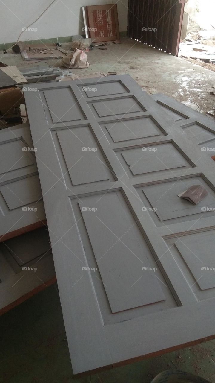 Painting doorleaf, coathing as base.