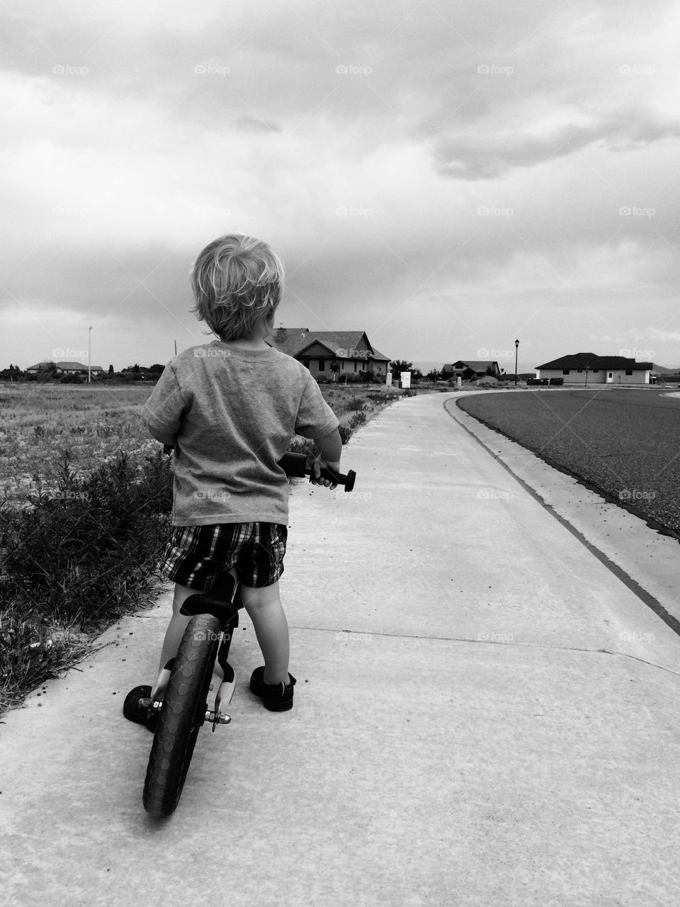 The young wanderer, where does the road go?