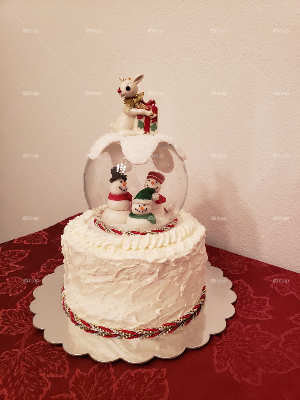 Christmas globe cake with snow family