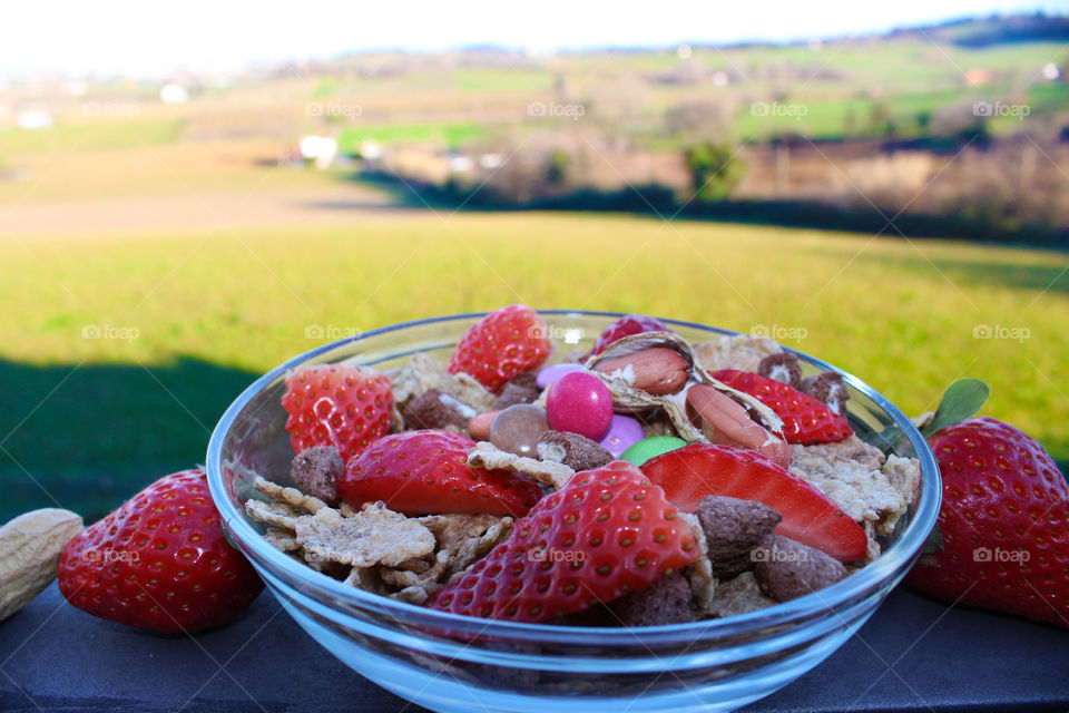 Bowl with KELLOGS outside