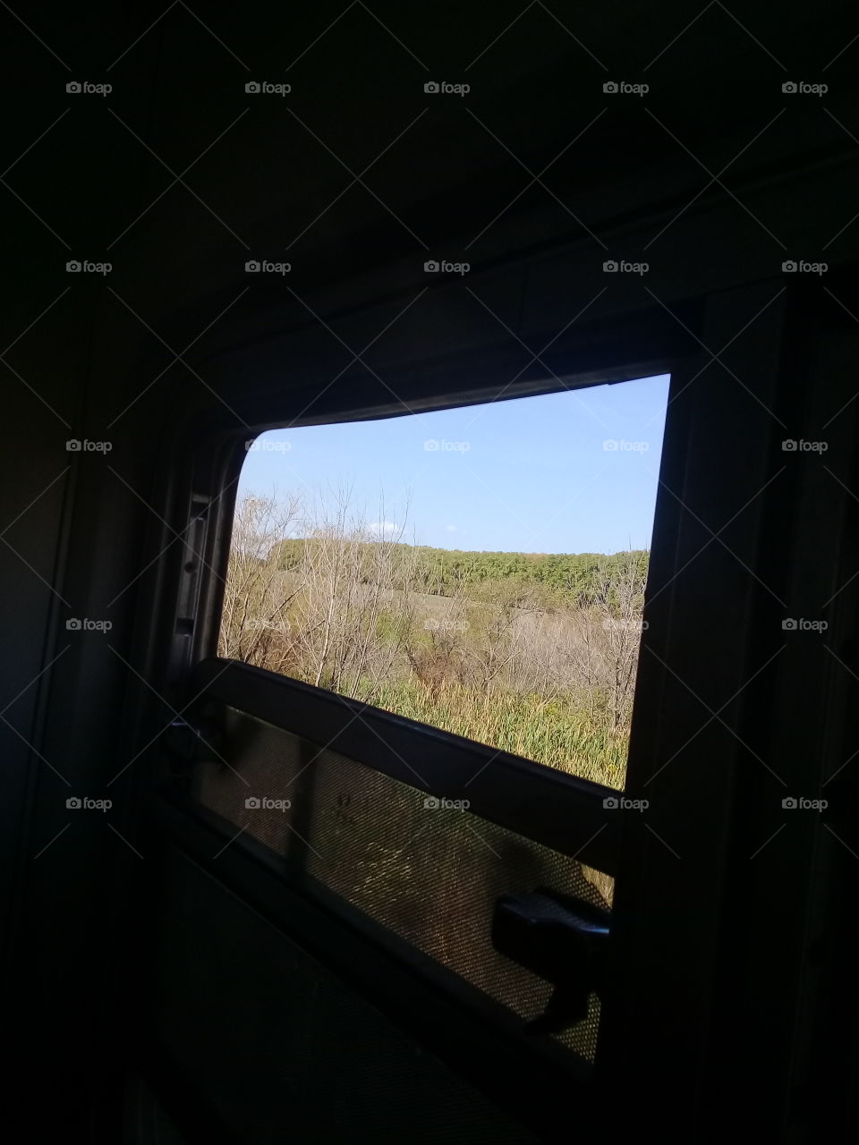 vista de un paisaje rural capturado desde la ventanilla de un tren en movimiento en pleno paseo.