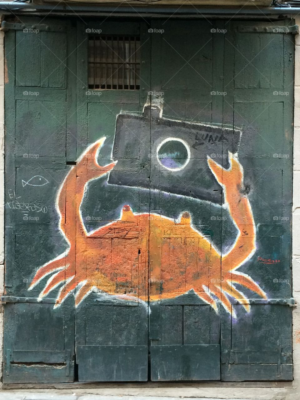 Graffiti of camera crab - Barcelona 