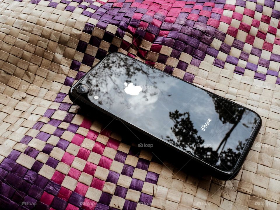 Iphone XR on tikar mengkuang