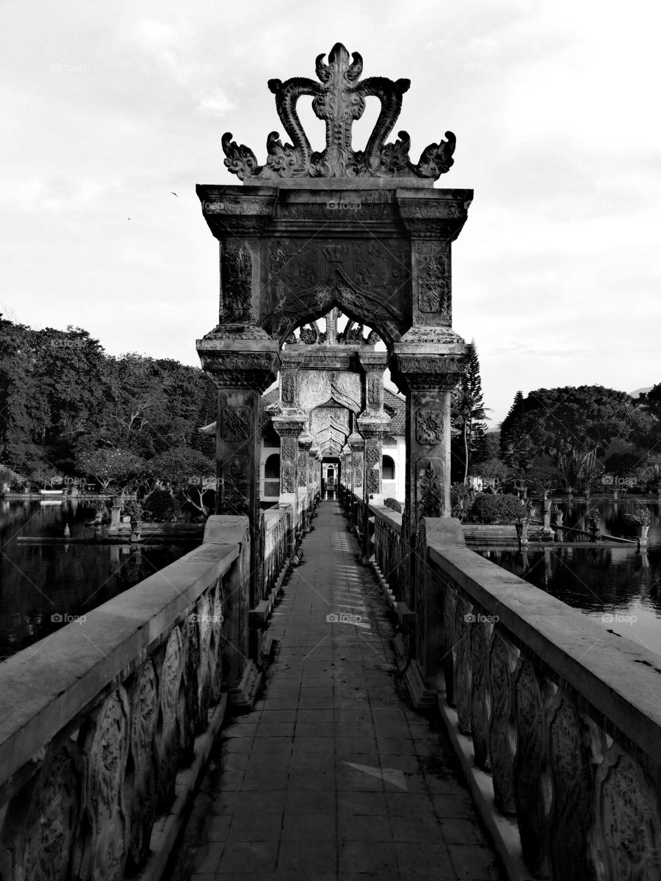 This is a connecting gate into the Balinese kingdom, in Sokesada Park, with Balinese carving patterns