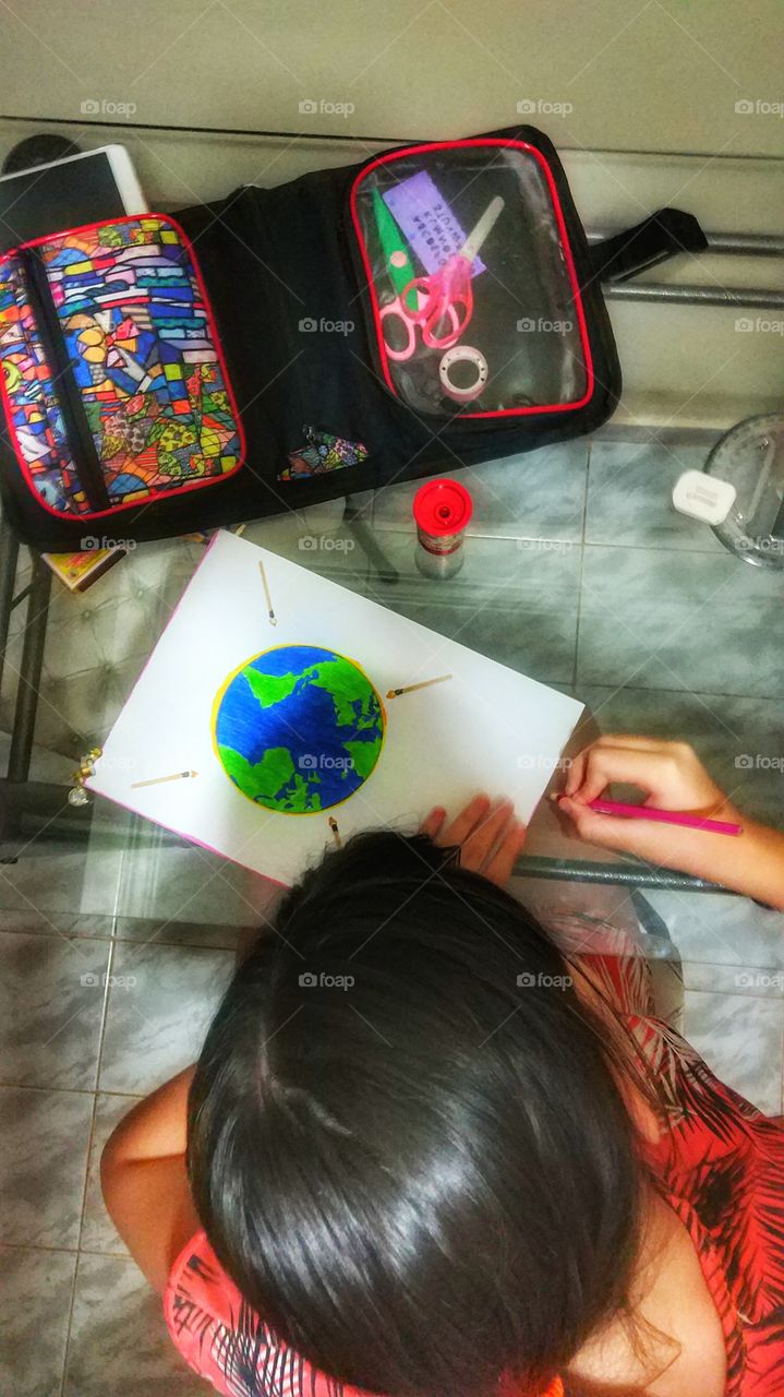 criança pintando children paiting