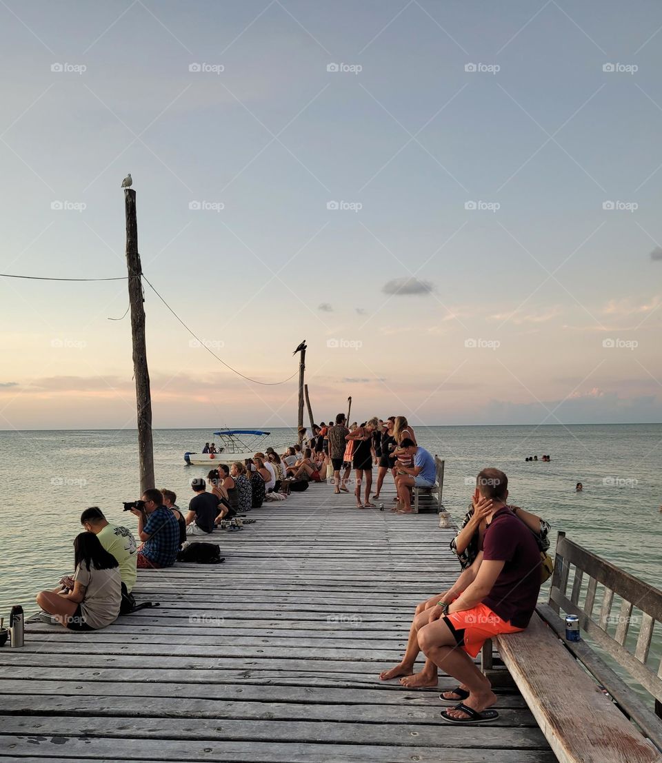 gente en el muelle