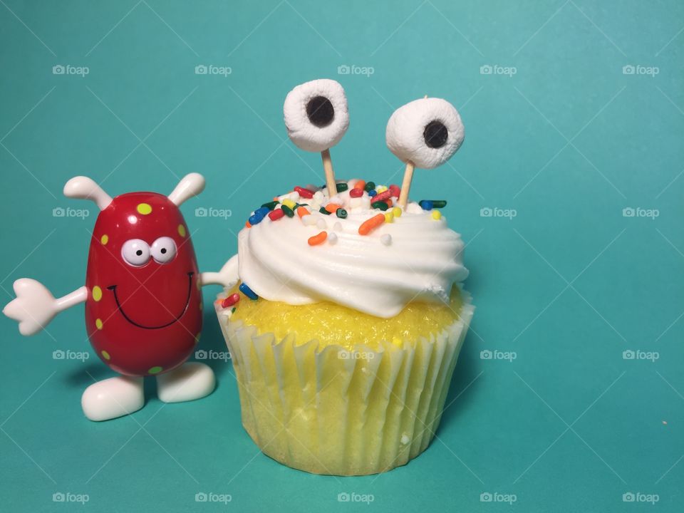 Crazy cupcakes:  an alien and a cupcake