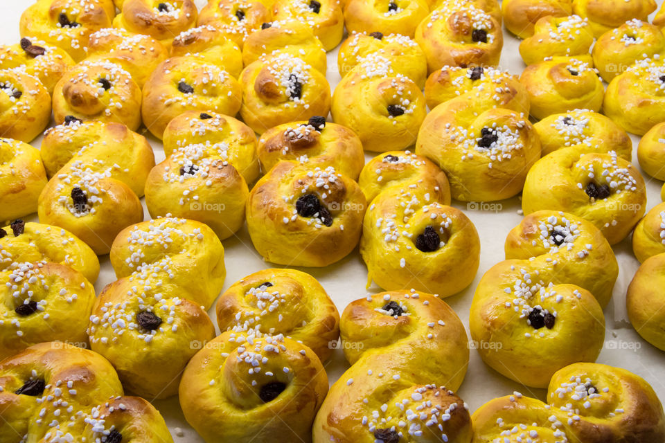 Christmas baking saffron buns - hembakade gräddade lussekatter 