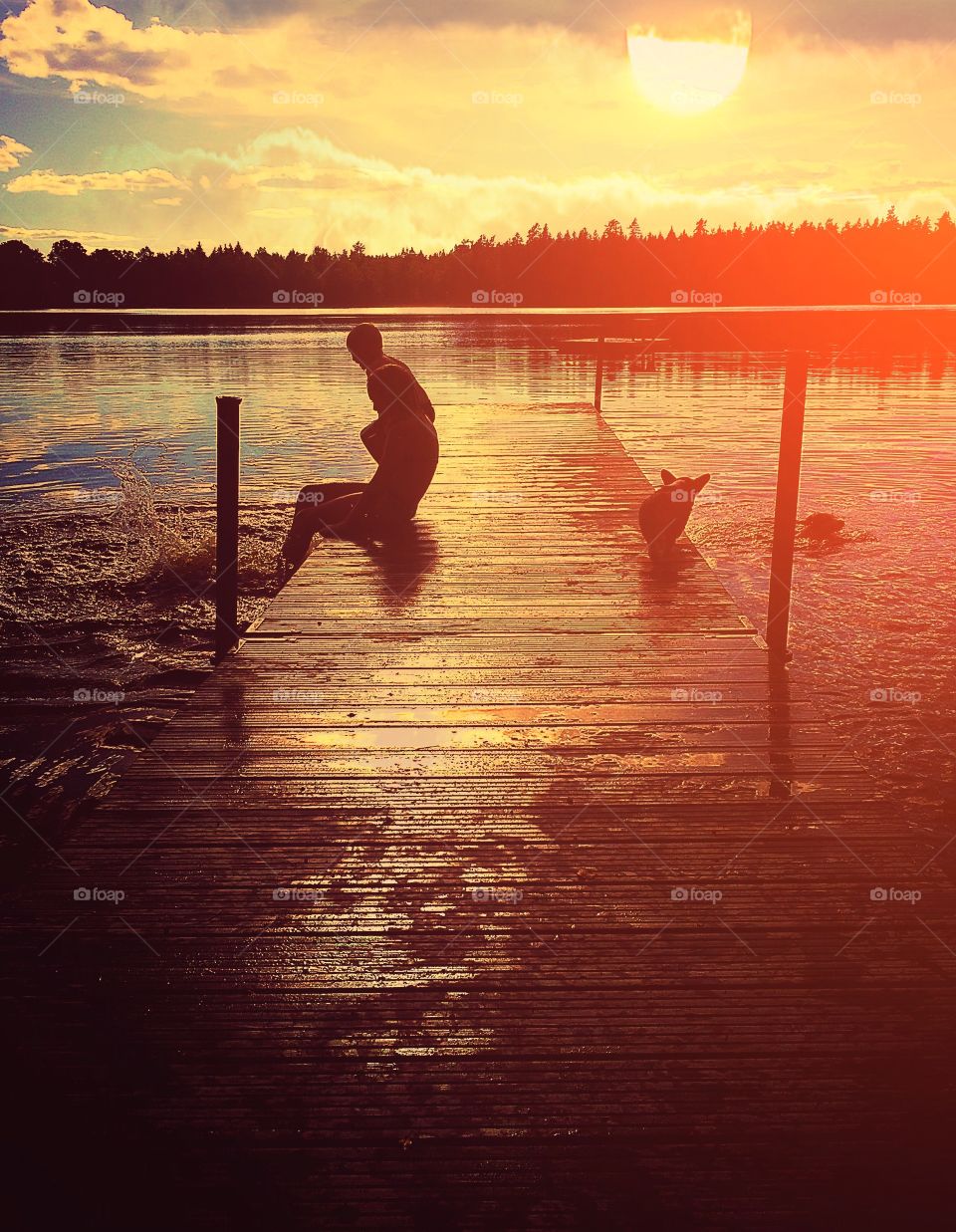 Summerfun. Children playing at the lake