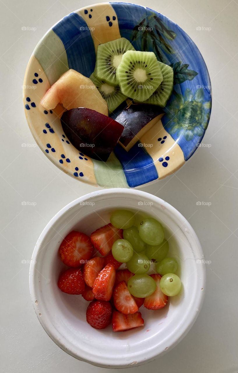 🇺🇸 Fresh fruit: we have kiwi, plum, grape and strawberry!  All very healthy and tasty, in order for the children to be happy. / 🇧🇷 Frutas frescas: temos kiwi, ameixa, uva e morango! Tudo bem saudável e saboroso, a fim das crianças ficarem felizes.