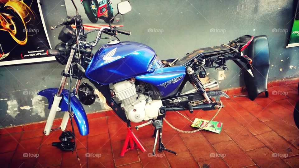 Manutenções, oficina mecânica, consertos de motocicletas.