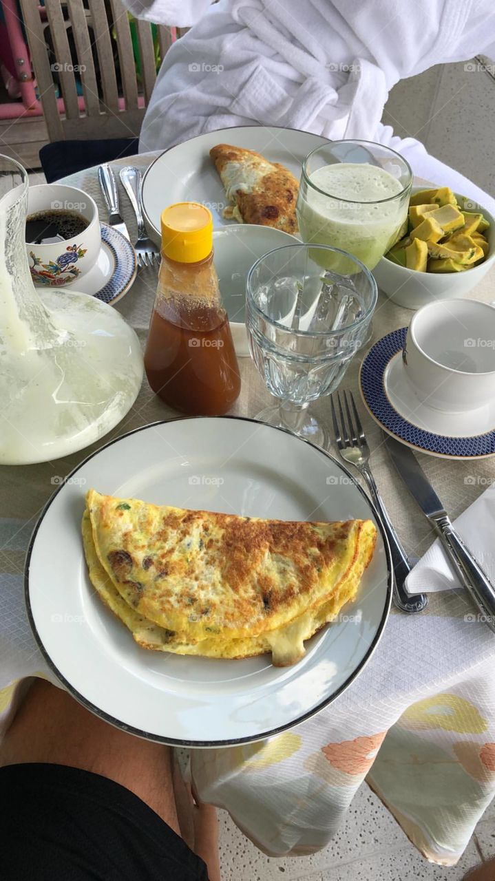 Café da manhã com omelete e suco.