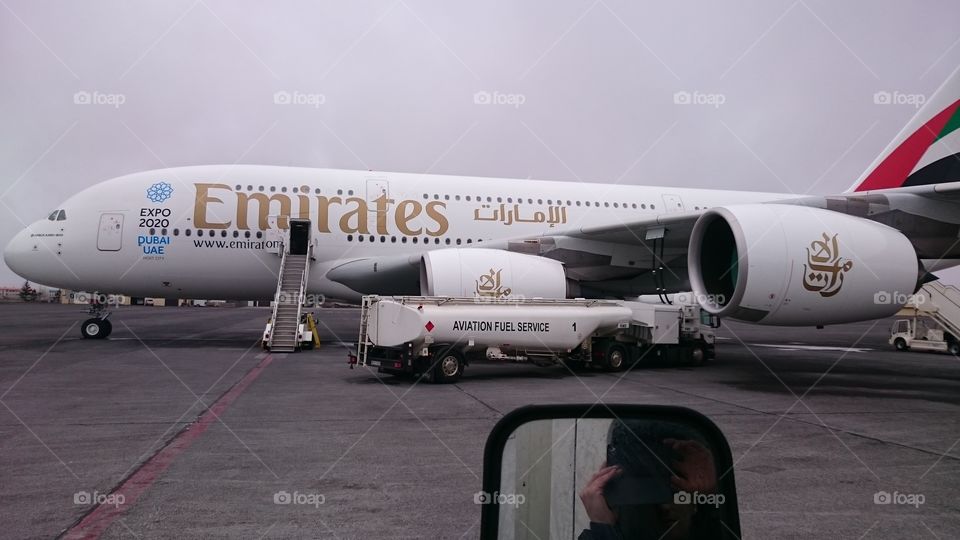 Airbus 380 Emirates. Airbus 380 getting fuel