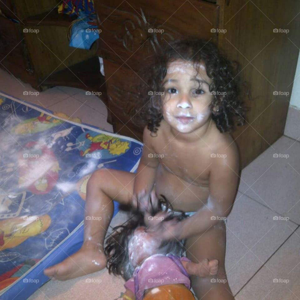 ¡Peligro!  Niño solo y en silencio. ..