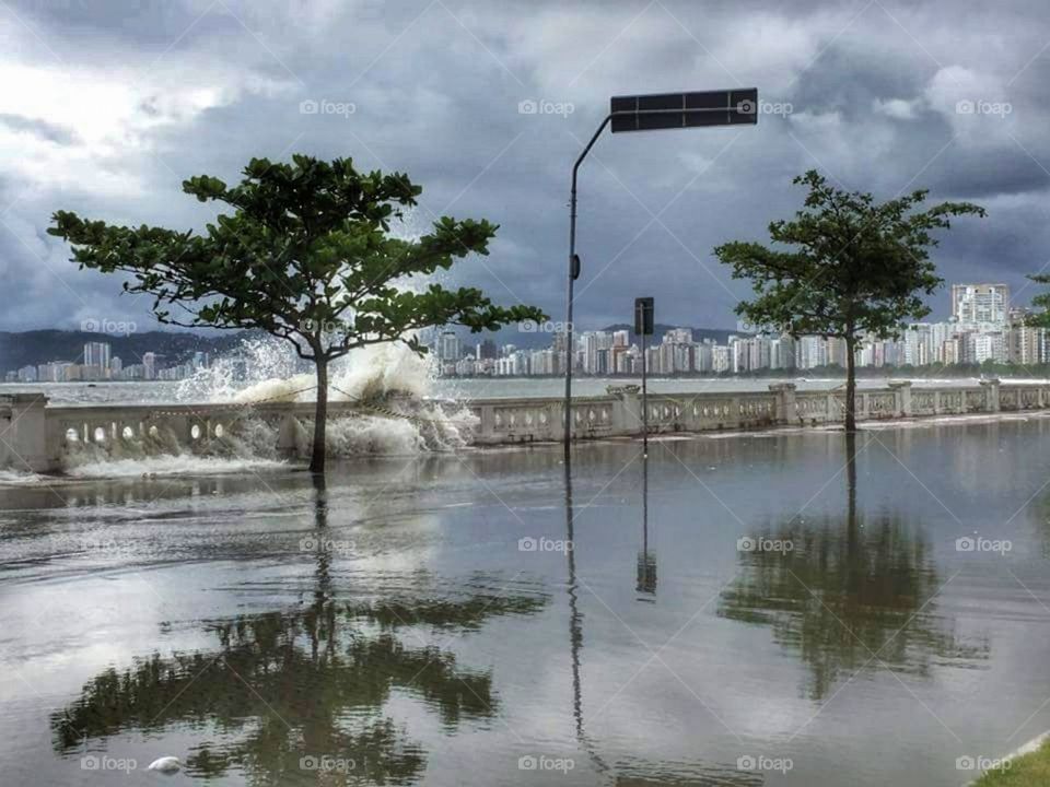 Maré revolto e reflexo.