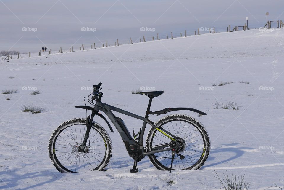 One lonely bicycle in the snow 